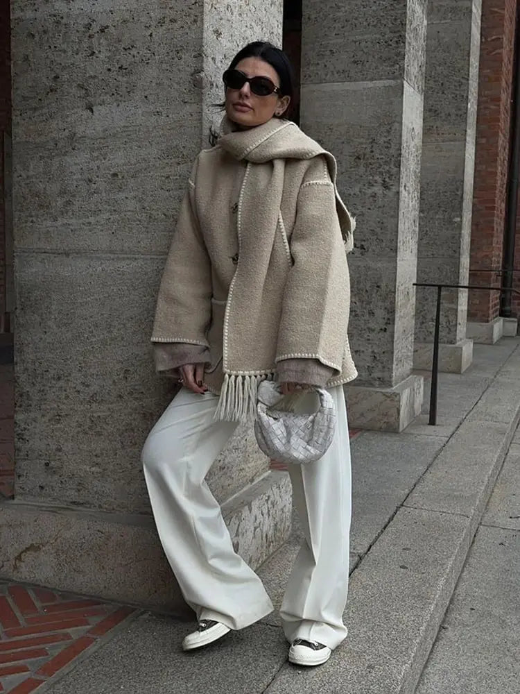 Chaqueta Femenina con Bufanda y Detalle de Borlas