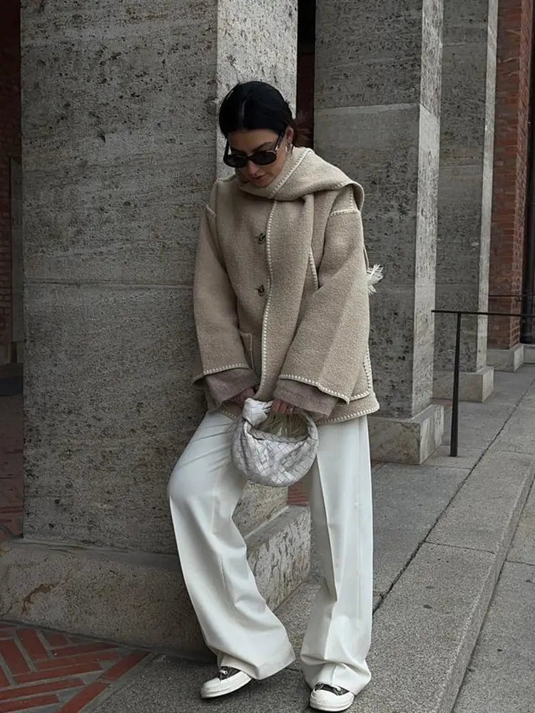 Chaqueta Femenina con Bufanda y Detalle de Borlas