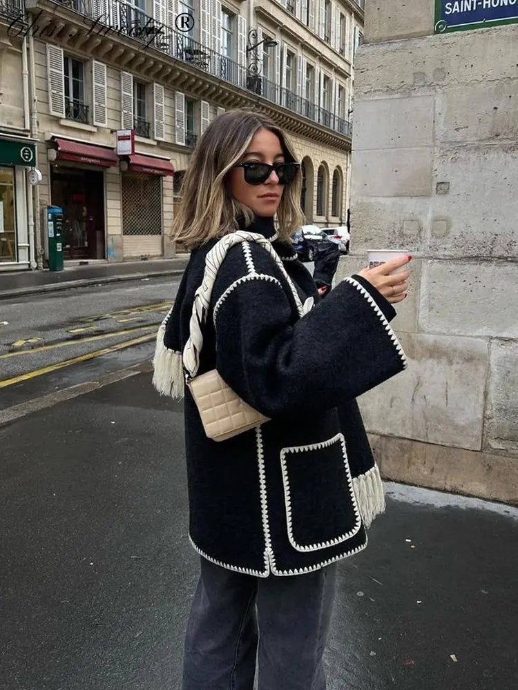 Chaqueta Femenina con Bufanda y Detalle de Borlas