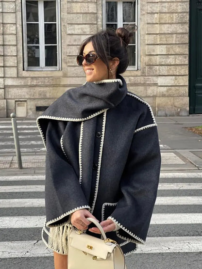 Chaqueta Femenina con Bufanda y Detalle de Borlas