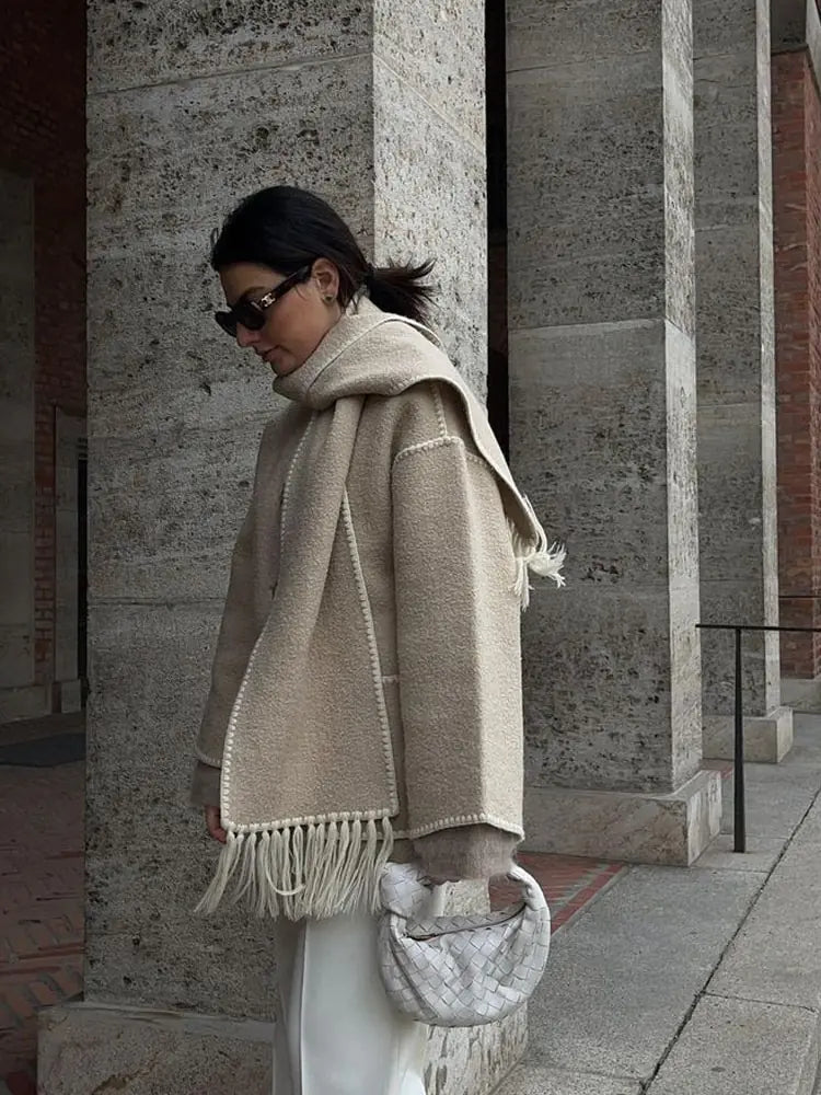 Chaqueta Femenina con Bufanda y Detalle de Borlas